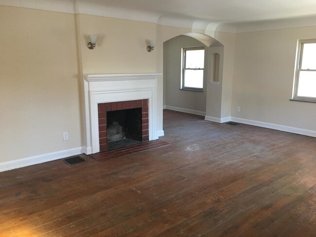 Building Photo - 18 E Rochelle St