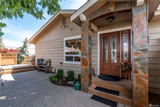 Building Photo - Amazing Views & Amazing 4 Bedroom/3 Bath Home w/ Move In Special!!