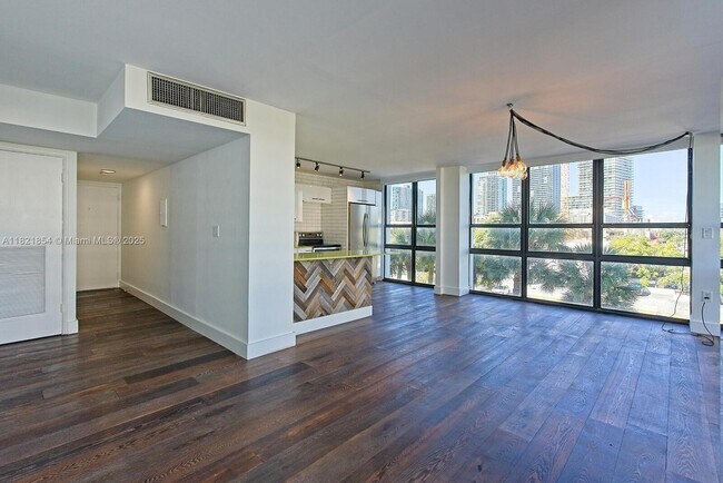 Foto del edificio - 600 NE 36th St