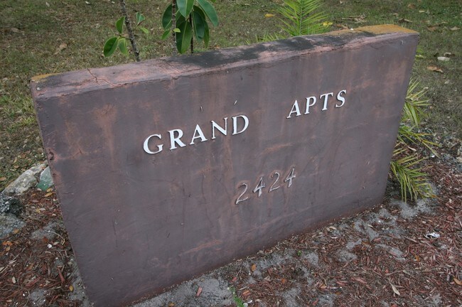 Letrero de propiedad - Grand Apartments