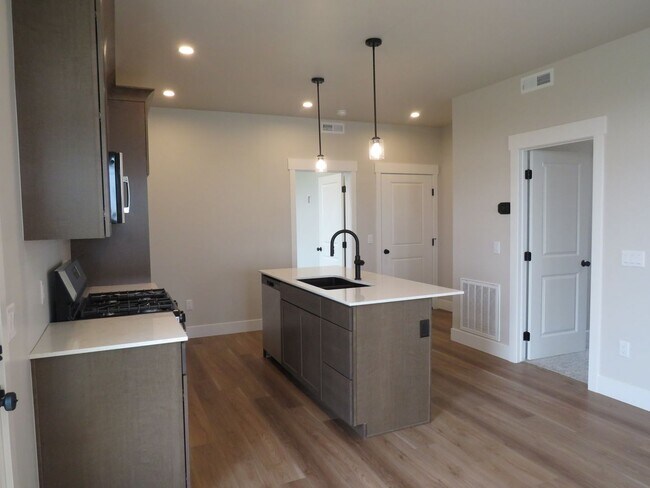 Foto del edificio - 3 Bedroom 2 bathroom NEW CONSTRUCTION on the West End!