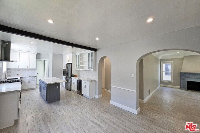 Building Photo - 1152 S Hayworth Ave