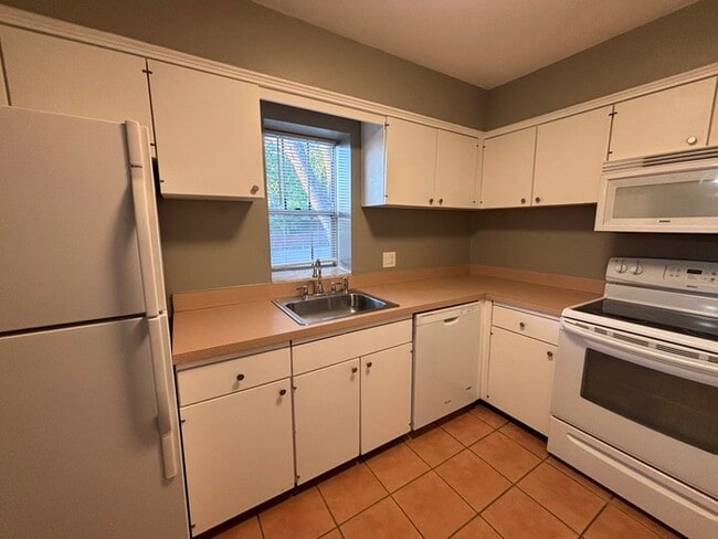 Building Photo - 1 Bed and 1 Bath Condo in the heart of Pra...
