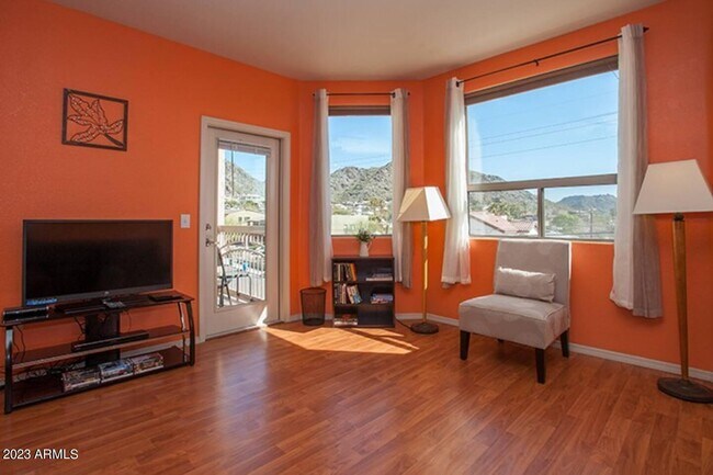 Foto del edificio - 9820 N Central Ave