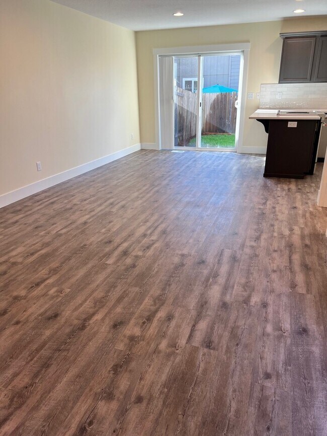 Foto del edificio - Remodeled Home with New Flooring, Quart Counters, W/D, Fenced Yard, Parking & MORE!