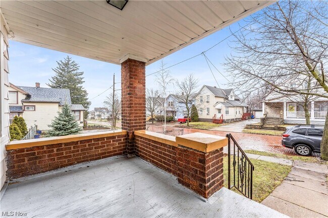 Building Photo - 7902 Rosewood Ave