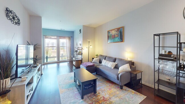Foto del edificio - Top Floor Spacious One Bedroom W/Washer & ...