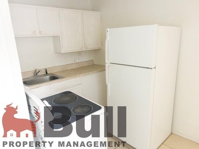 Building Photo - 905 W Anderson St