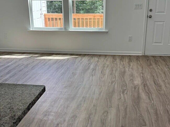 Building Photo - "Spacious 3-Bedroom Duplex Retreat at 705 West Parker Road, Greenville
