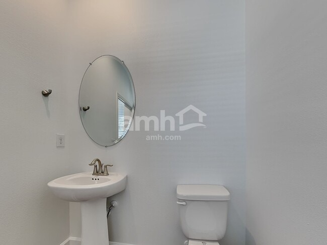 Building Photo - 2909 20th Ave W