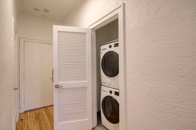 Building Photo - 5530 Cote Saint-Luc Road