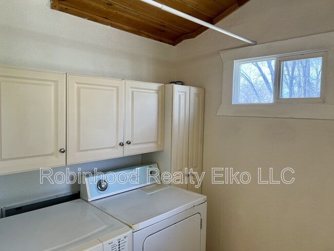 Building Photo - 756 1/2 Maple Street Unit A