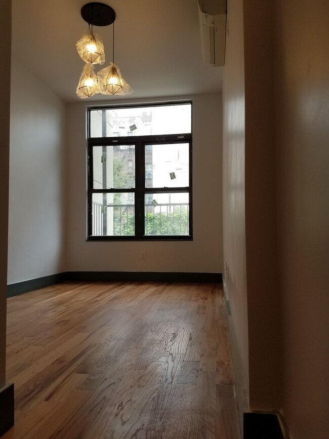 Foto del edificio - 240 Montrose Ave