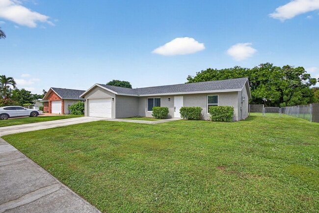 Building Photo - 316 La Mancha Ave