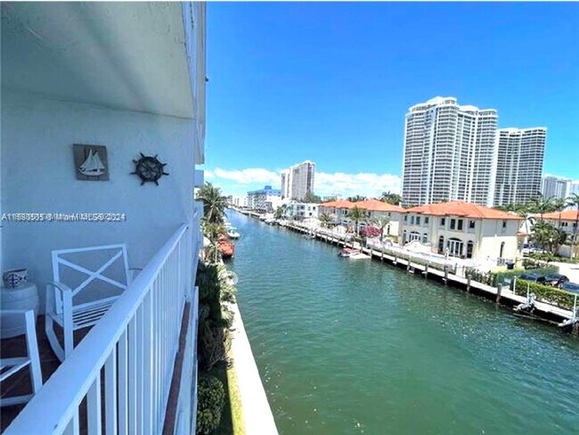Foto del edificio - 4000 NE 170th St
