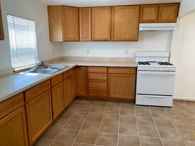 Building Photo - Cozy Corcoran home for rent!