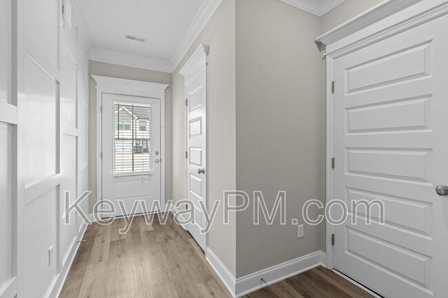 Building Photo - 1076 Linsmore Ave