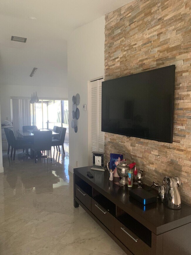 Building Photo - 10 Camden Ln