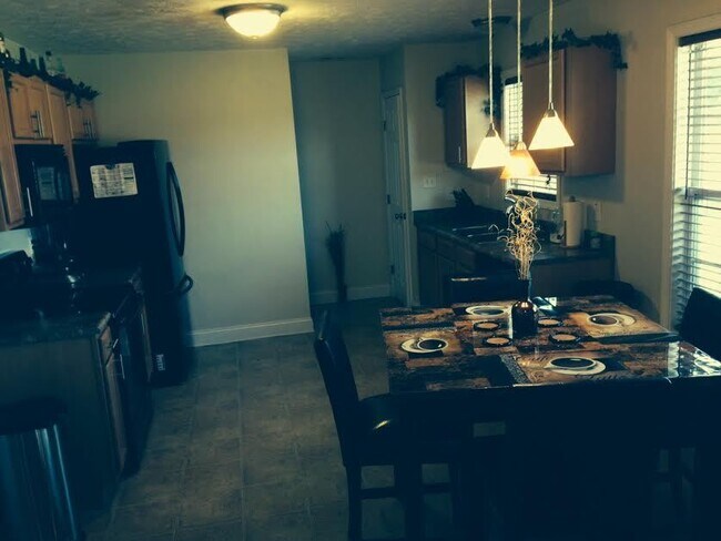Building Photo - Beautiful 3 Bedroom 2 Bathroom Home!
