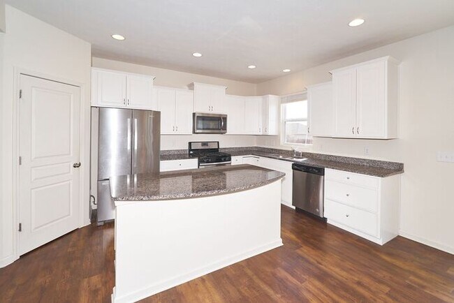 Building Photo - 4 Bedroom in Westfield
