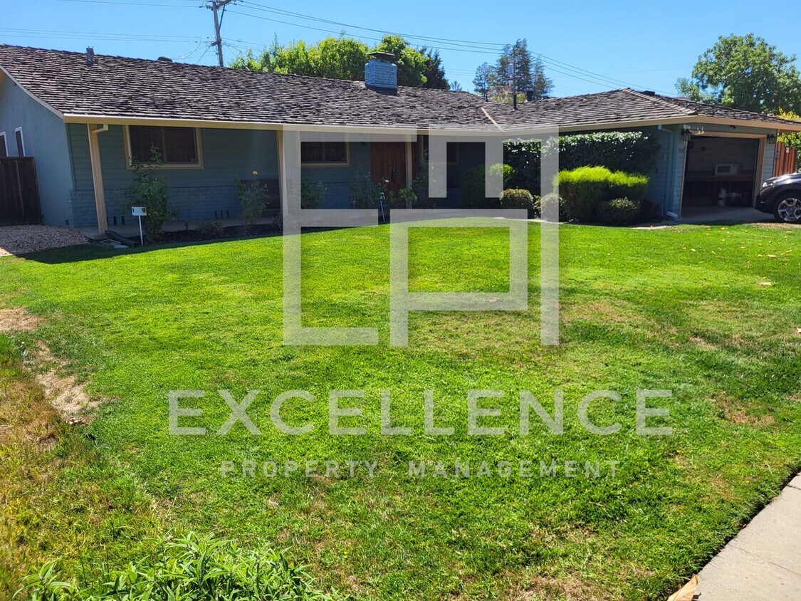 Primary Photo - 4/2 Home with Real HWF, Pristine Yard and ...