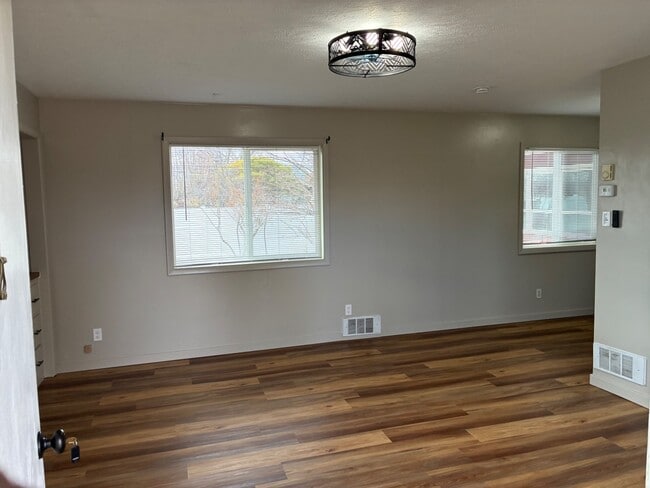 Building Photo - 609 J St