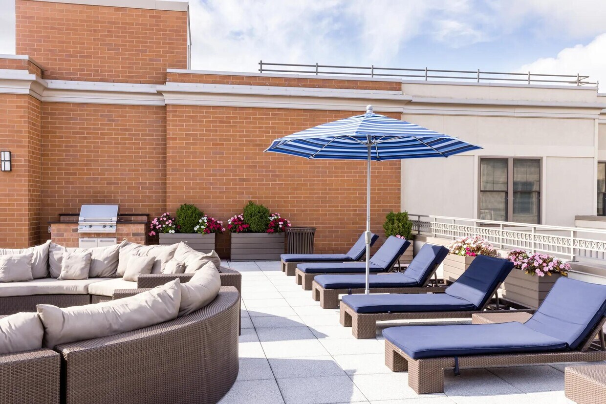 Terraza en la azotea con asientos tipo lounge en The Metropolitan en 40 Park en Morristown, Nueva Jersey. - The Metropolitan at 40 Park
