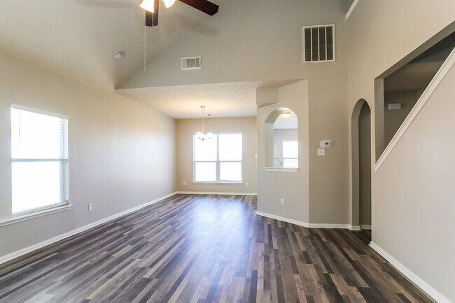Foto del edificio - 16315 Rockcreek Ln