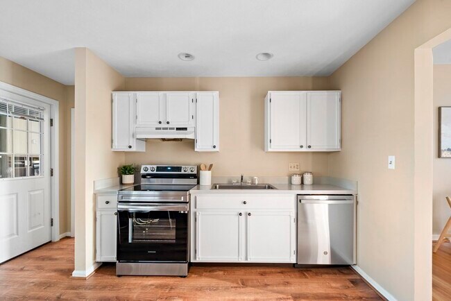 Building Photo - 352 Lincoln Ave