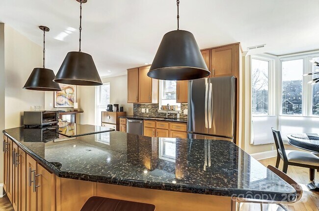 Foto del edificio - 328 W 6th St