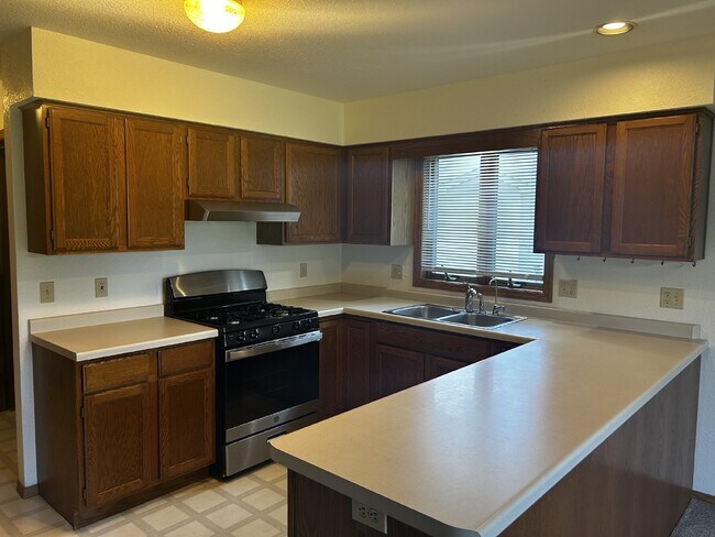 Building Photo - Spacious 3 Bedroom Duplex For Rent.