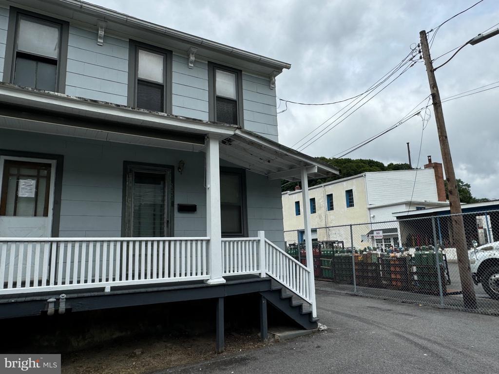 Primary Photo - 200 Buckley St