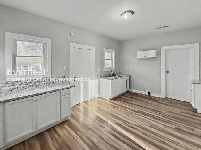 Building Photo - 4 Bed/1 Bath Home with On-Street Parking / Pet-Friendly / Vouchers Accepted / Available Now!