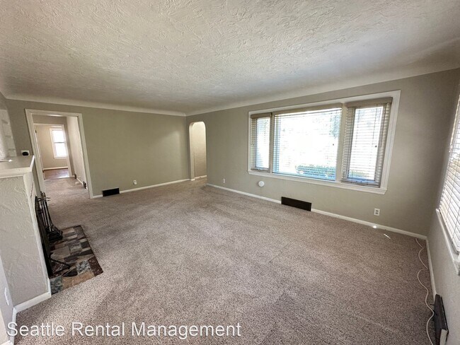 Foto del edificio - 6 br, 2 bath House - 465 S 162nd St