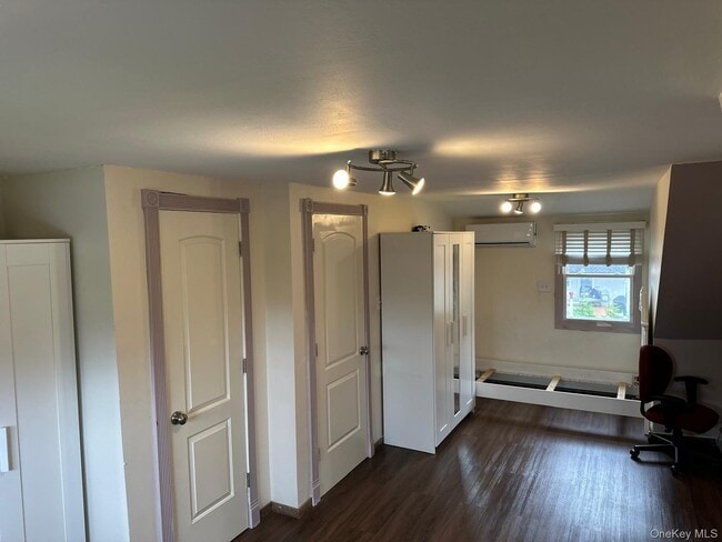 Building Photo - 899 Bowling Green Dr