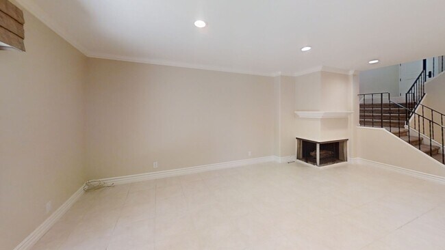 Building Photo - Gorgeous 3bd/2.5 bath in East Bluff!