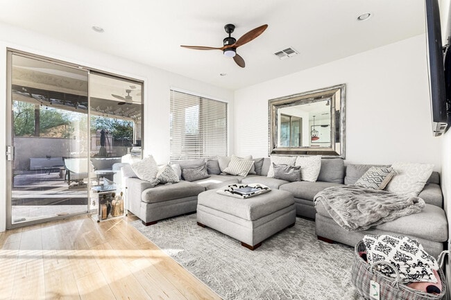 Building Photo - 2707 W Lamar Rd