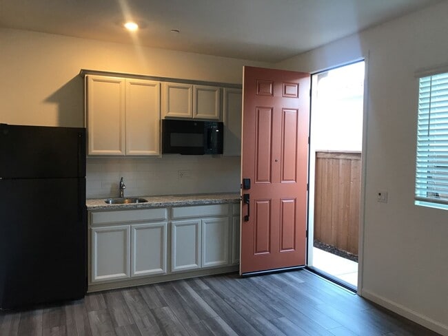 Building Photo - New neighborhood 1 Bedroom 1 bath unit