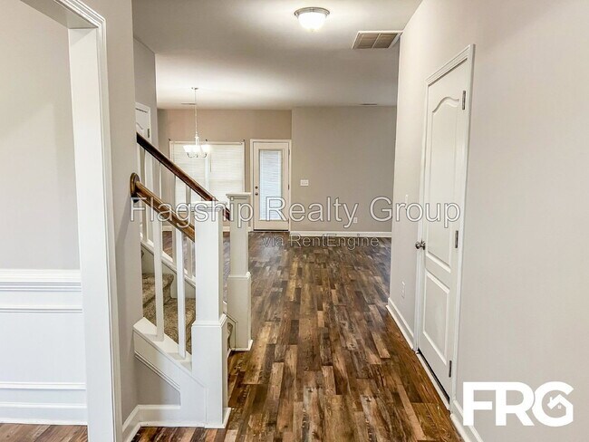Foto del edificio - 491 Fallingbrook Dr
