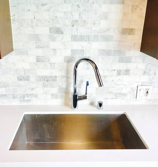 Foto del edificio - This upstairs 2 bed / 1 bath apartment in Echo Park is now available - Includes private parking a...