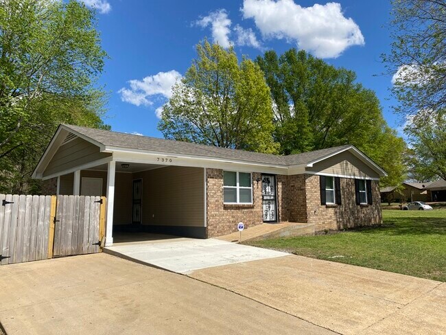 Building Photo - 7370 Meadowbrook Dr - Available Now!