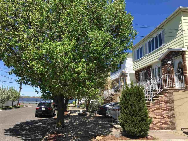 Building Photo - 15 Schuyler Pl W