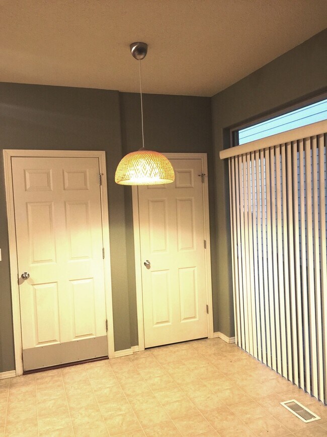 Foto del edificio - Spacious 3-Bedroom, 2.5-Bath Home in a Con...