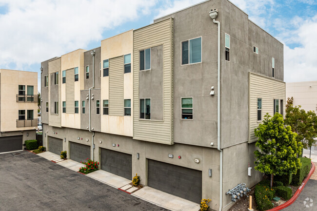 Foto del edificio - Upland Central Townhomes