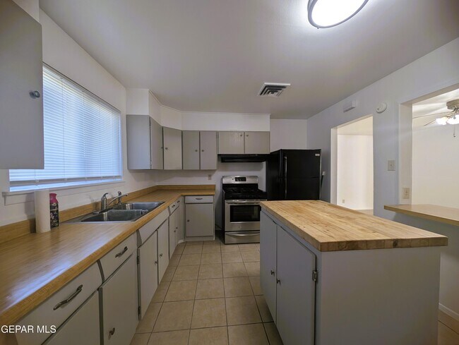 Foto del edificio - 5804 Pickerel Dr