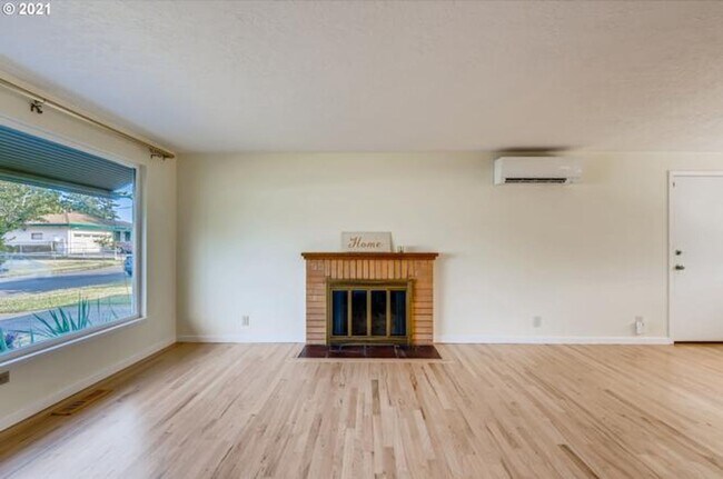 Foto del edificio - SE 3 Bed | 1 Bath | Expansive Backyard | P...