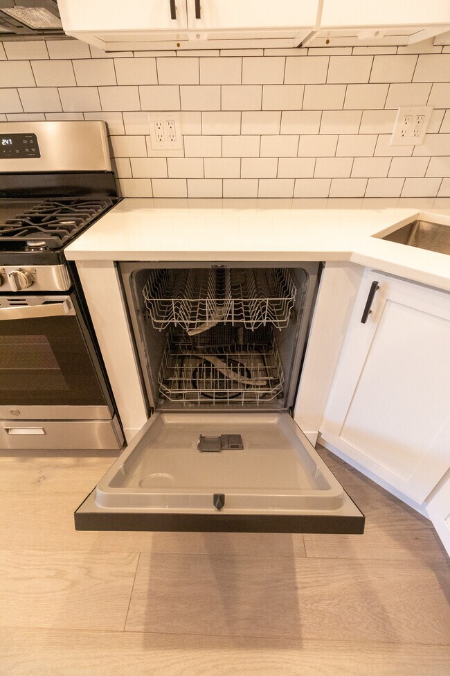 Building Photo - 3553 N Hamlin Ave