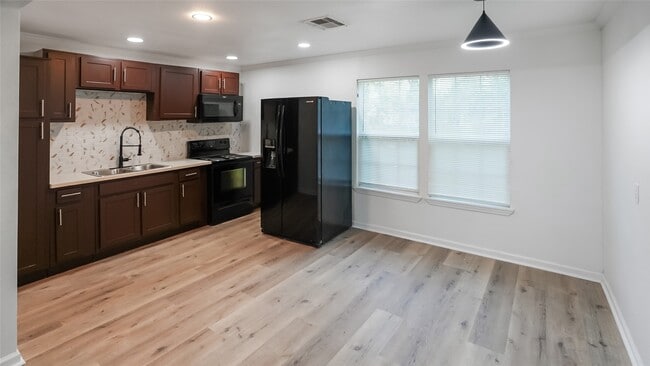 Foto del edificio - 4802 Scenic Dr