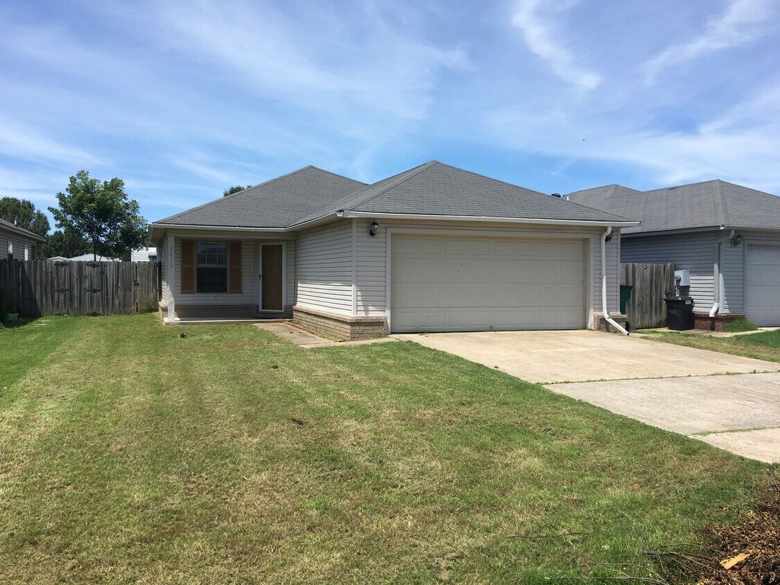 Foto principal - 3 Bed 2 Bath Home