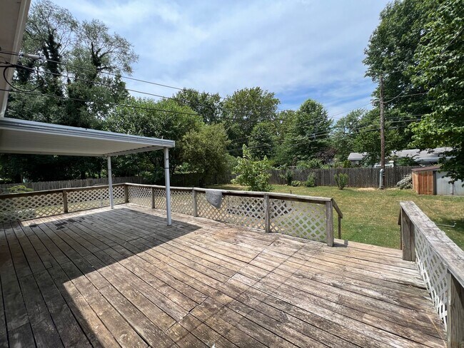 Building Photo - Available Now Large 2 bedroom 2 bath 2 car...